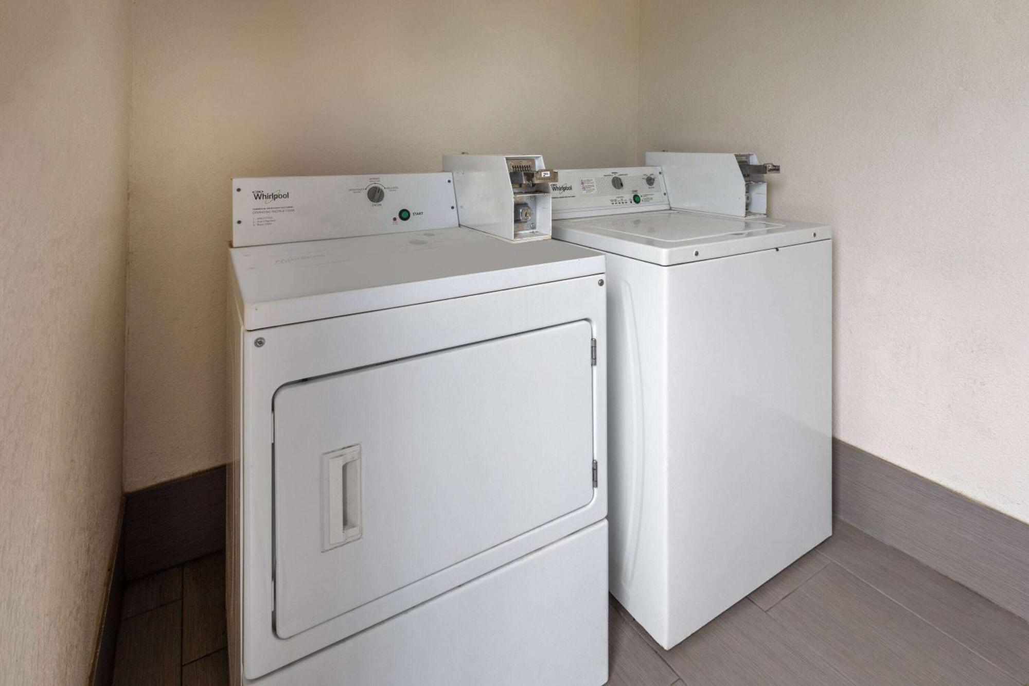 Days Inn By Wyndham Douglasville-Atlanta-Fairburn Road Buitenkant foto